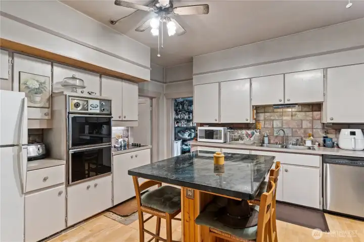Kitchen w/island & double oven