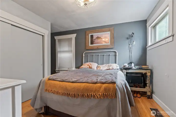 Primary Bedroom w/ensuite bathroom