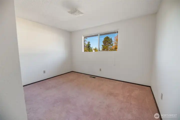 Another look at bed 2/5 (large closet to the left of this photo).