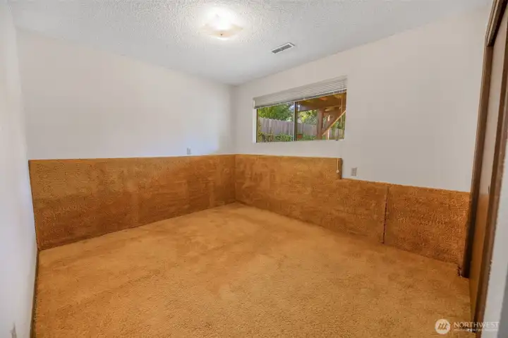 Bed 4/5 has large closet to the left of this photo.