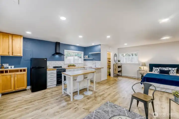 DADU, Spacious, updated 480sqft with 3/4 bath, perfect for guests, a home office, studio, multifamily living, or rental potential.