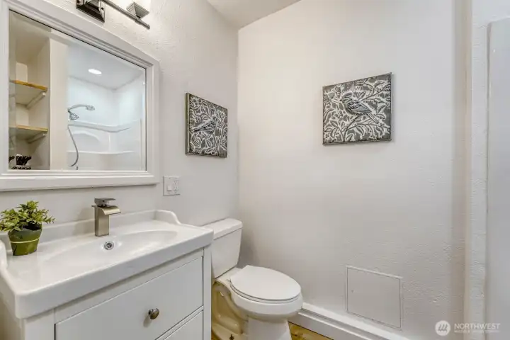 Newly updated DADU with a stylish 3/4 bath—perfect for guests, extended living, or flexible workspace.