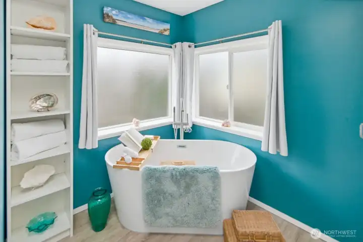 Incredible freestanding soaking bathtub