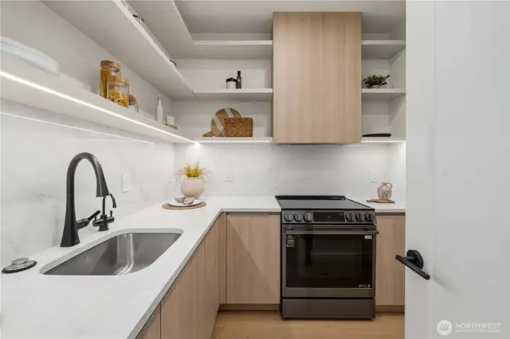 Prep kitchen, second range, walk-in pantry