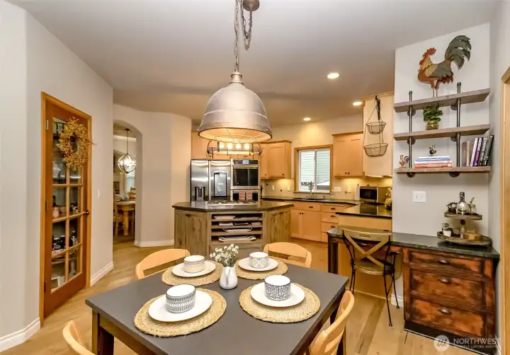 dinette toward kitchen