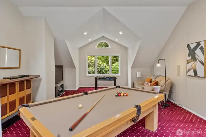 Bonus/game room with pool table