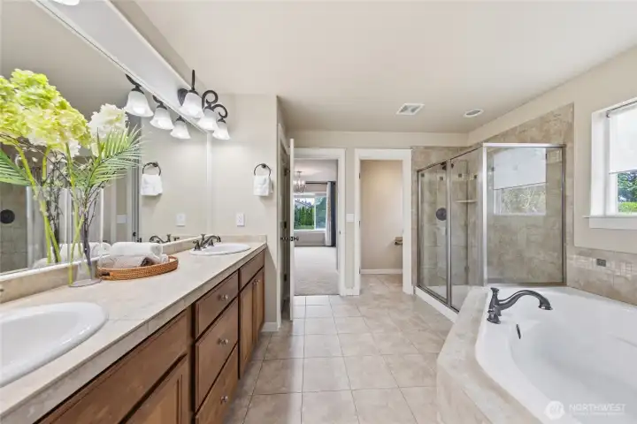 Primary 5-piece bathroom