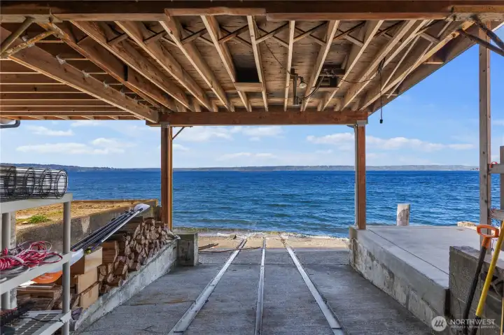 Boat garage complete with Warn Winch and rails for easy waterfront access for a boat or other water toys. Boat garage complete with Warn Winch and rails for easy waterfront access for a boat or other water toys.