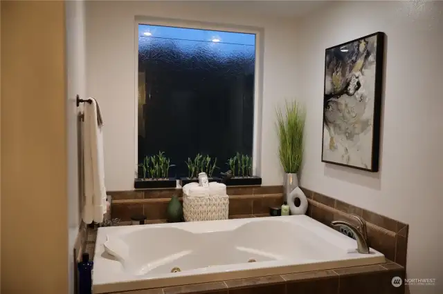 A little bit of relaxation in this large jetted tub. Welcome to your own oasis