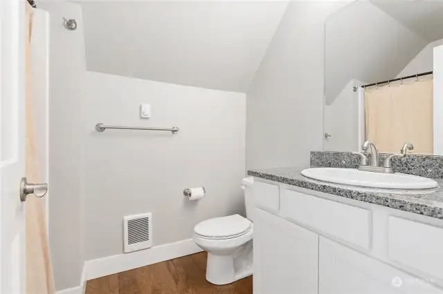 Upstairs full bathroom with tub/shower