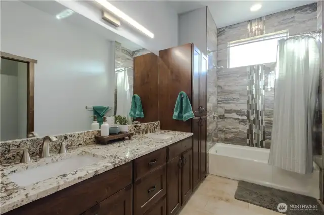 Bathroom with private toilet between bedroom 2 and 3