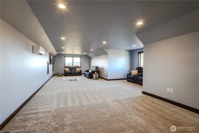 Full view of Huge bonus room