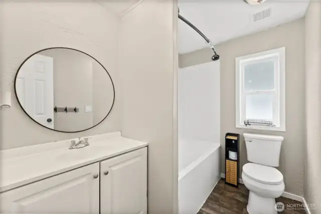 Full Guest Bath w/ Updated Fixtures!