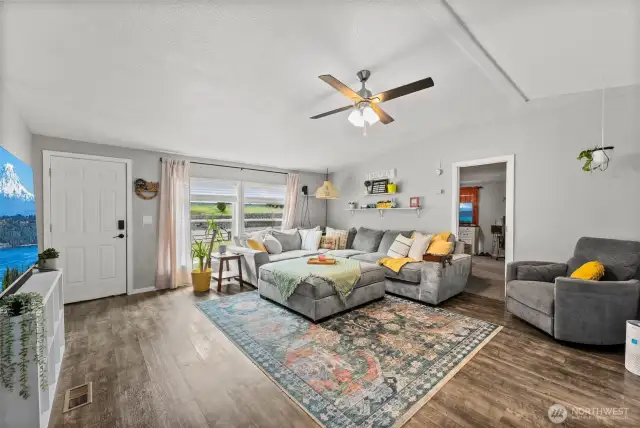 Great Rm w/ Vaulted Ceiling, Ceiling Fan,Eng Wood Laminate Flooring!
