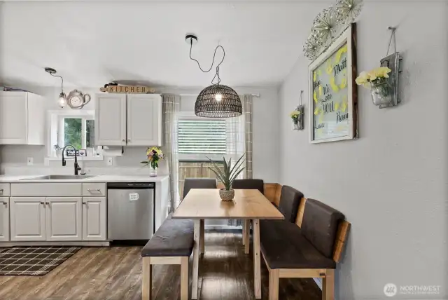 Light & Bright Eat-in Kitchen!
