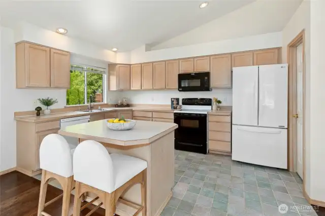 Super clean and tidy kitchen ready for your personal touches.