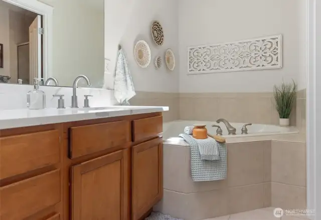 Corner soaking tub