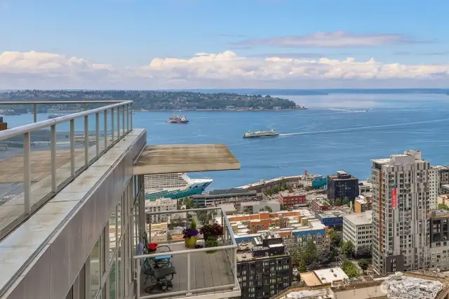 41st floor Sky Retreat. Amazing views of Elliott Bay!