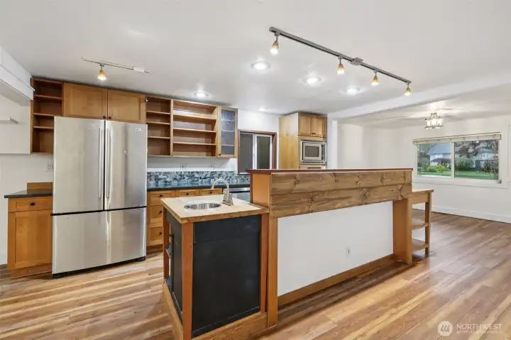 great size kitchen  36inch fridge, dishwasher and 30 inch range