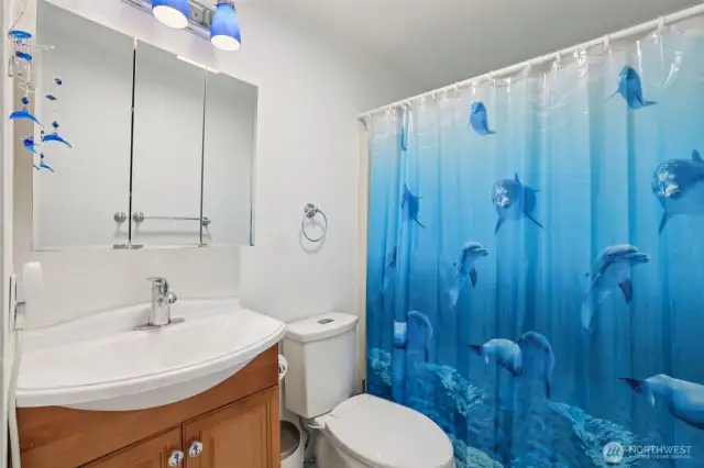 hall way full bathroom