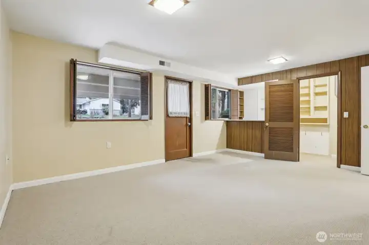 Large Bonus Room w/ Extra Fridge & wet bar