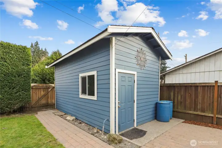 Single-car garage - has electricity as well