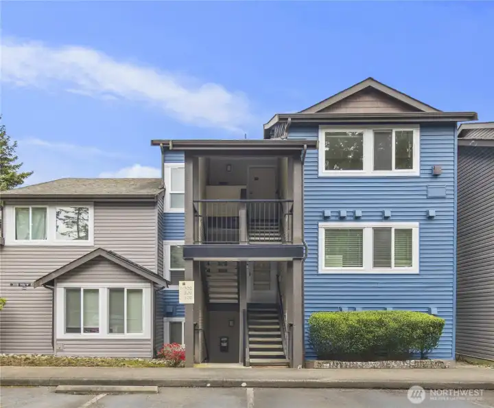 Top Floor 2 bedroom Condo with Vaulted ceilings and fresh updates!