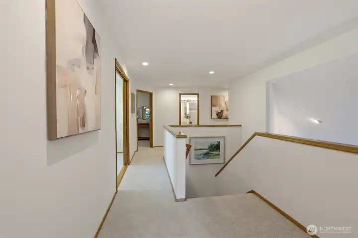 Upper level landing make easy access to all 4 bedrooms . Upper level landing make easy access to all 4 bedrooms .