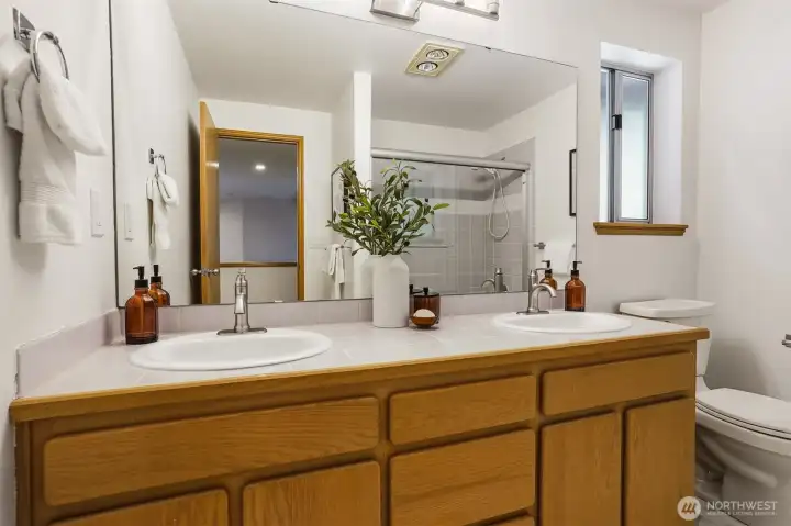 Upper level hall bath has ceramic double vanity sinks, new vinyl flooring, conveniently located between the bedrooms. Upper level hall bath has ceramic double vanity sinks, new vinyl flooring, conveniently located between the bedrooms.