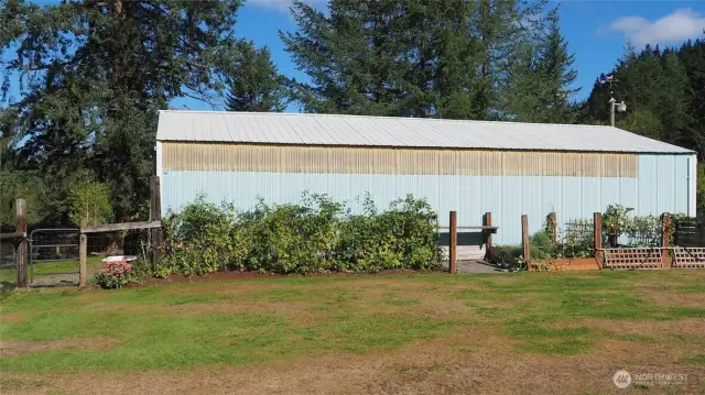 Barn with 5 stalls!