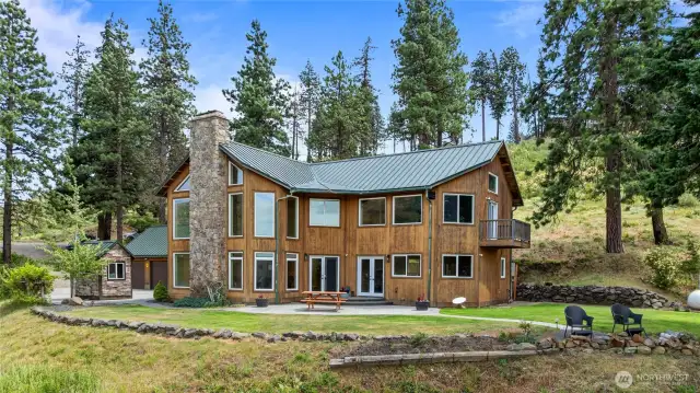 Welcome to 621 Twin Lakes Drive!