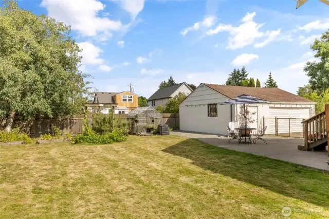 Spacious and level backyard
