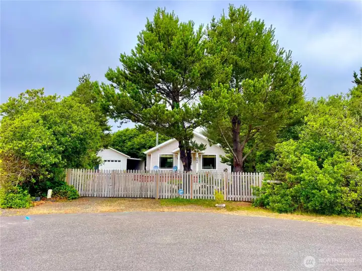 Lots of privacy with a gated front entrance.