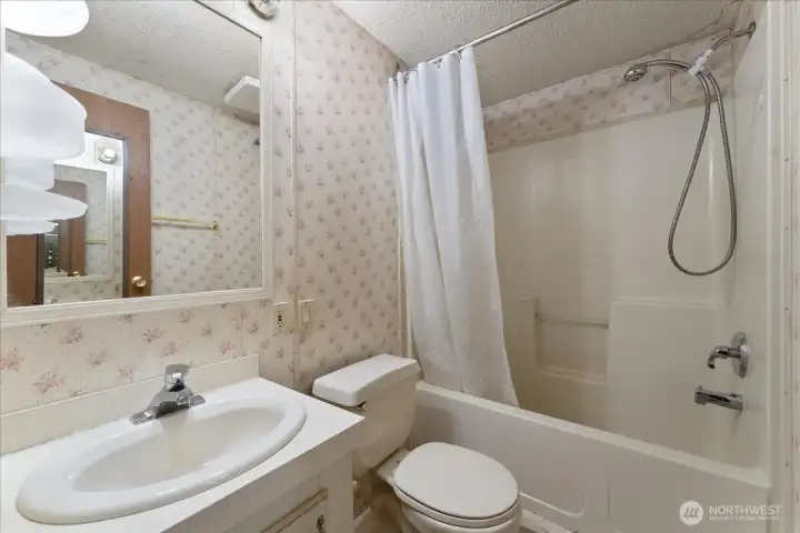 Full 2nd/guest bathroom.
