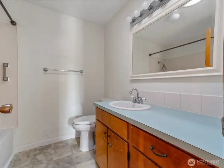 Full bathroom in the hallway