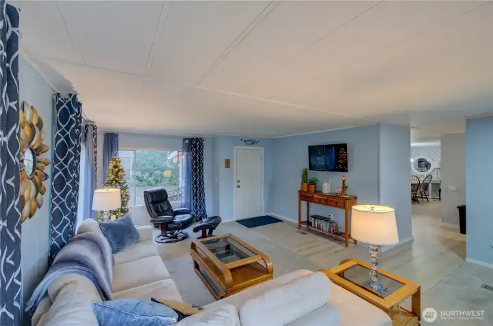 4 large windows let in light