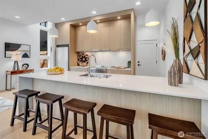 Grand kitchen island.