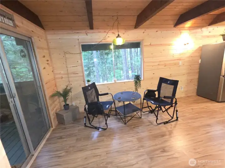 Dining rm area.