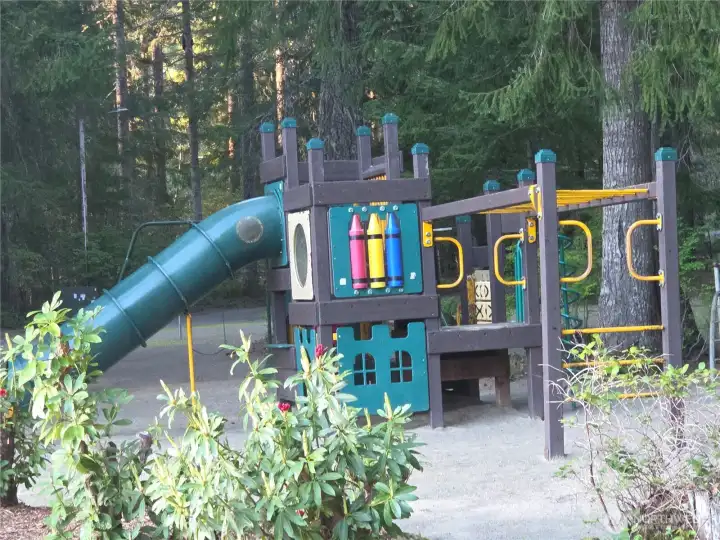 Volleyball basketball & playground ALL just a FEW Blocks from the Cabin. Easy walk, less than a mile.