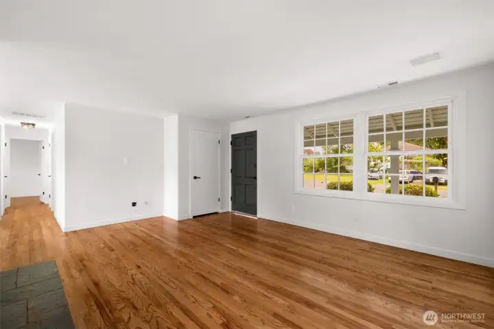 Living Room / Entry
