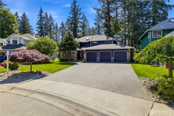 Large driveway accommodates 6+ cars