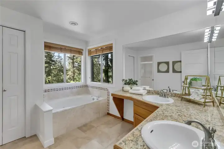 Primary 5pc bath with jetted tub