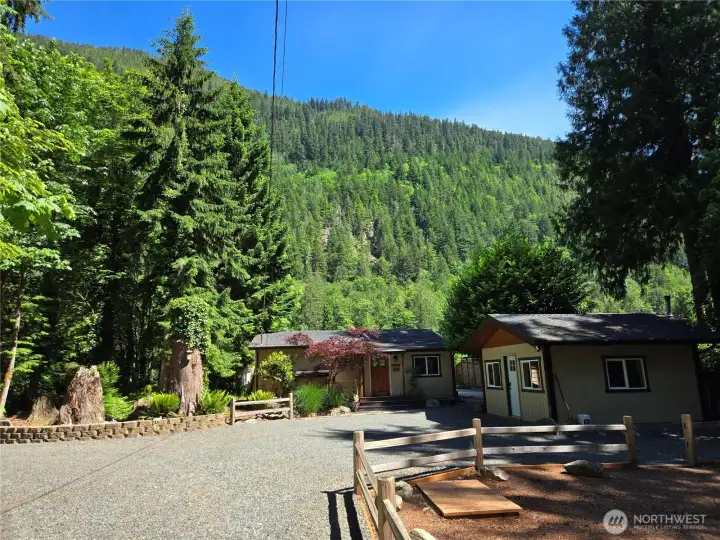 Large driveway with ample parking. Large driveway with ample parking.
