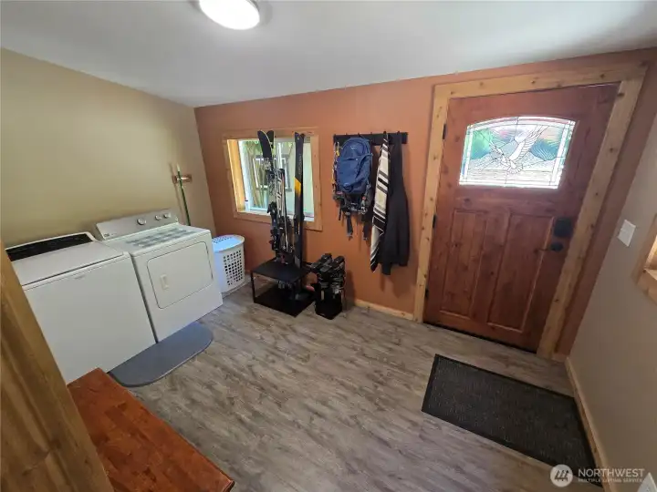 Utility space, adjacent to large entry. Notice the super cool glasswork on door. Utility space, adjacent to large entry. Notice the super cool glasswork on door.