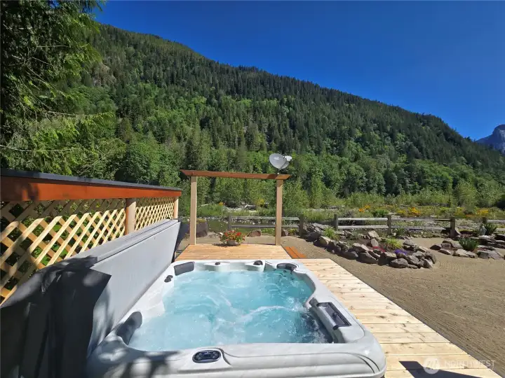 This great hot tub is practically brand new. This great hot tub is practically brand new.
