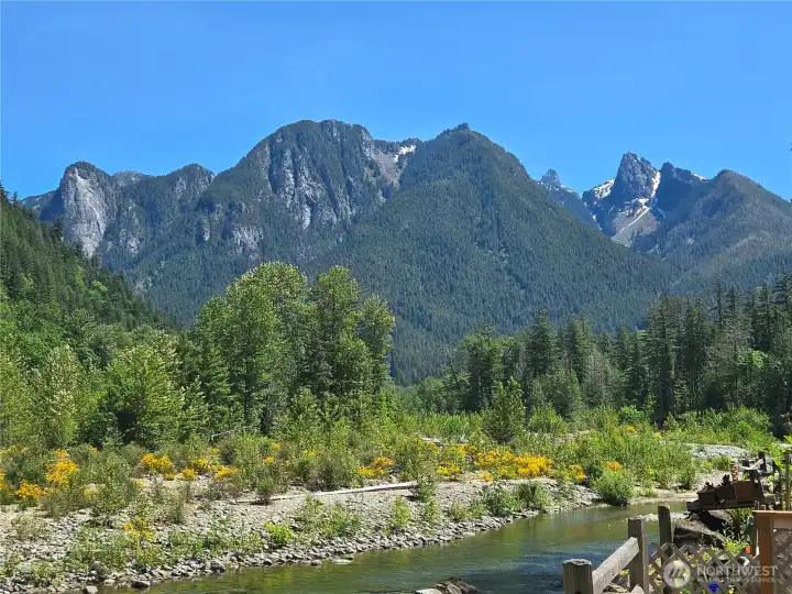 Stunning mountain & river views! Stunning mountain & river views!