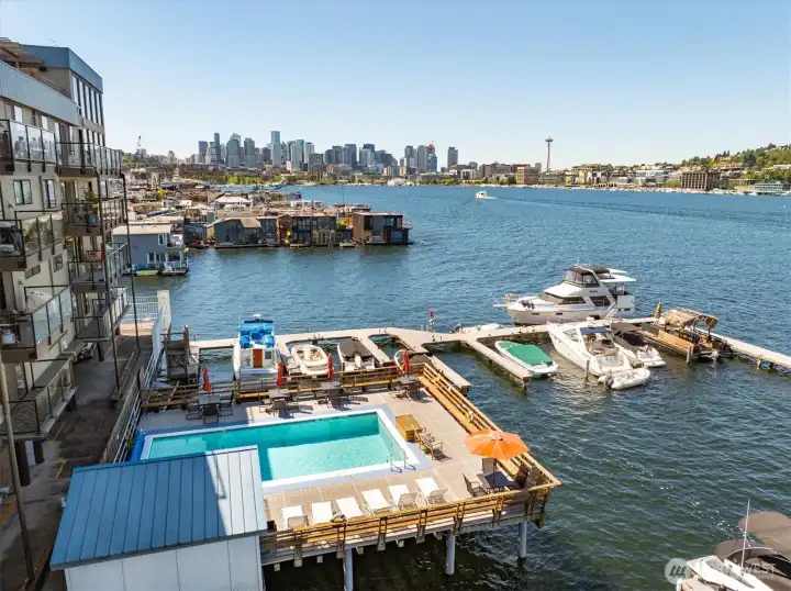 Welcome to Union Harbor Condominium - lake life starts here!