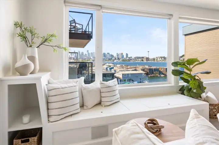 On the third floor, your views are not impeded by the houseboats to your south. The bench offers storage and additional seating options.