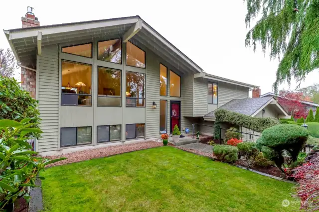 Come home to Crown Point in Federal Way!