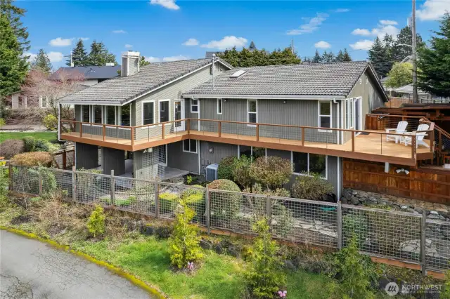 NW Contemporary architecture includes an open floorplan, large windows, natural materials that connect with nature, and an emphasis on outdoor living.